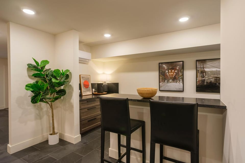 Gaston Noir by Lucky Savannah Apartment in Savannah