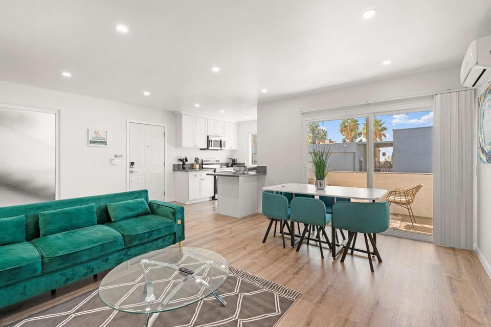 Foothills Oasis w Private Balcony & Free Parking#3 Apartment in Altadena