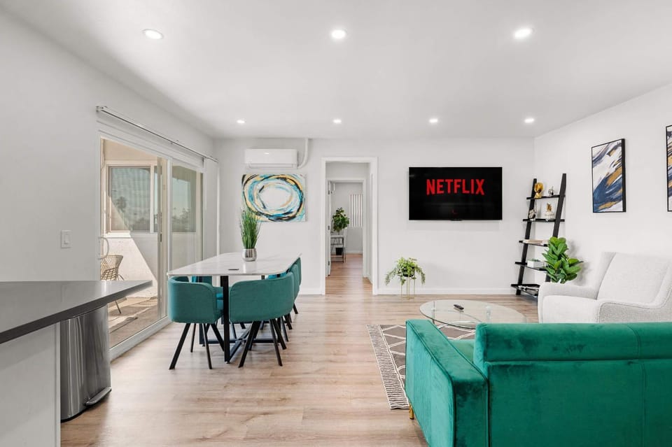 Foothills Oasis w Private Balcony & Free Parking#3 Apartment in Altadena