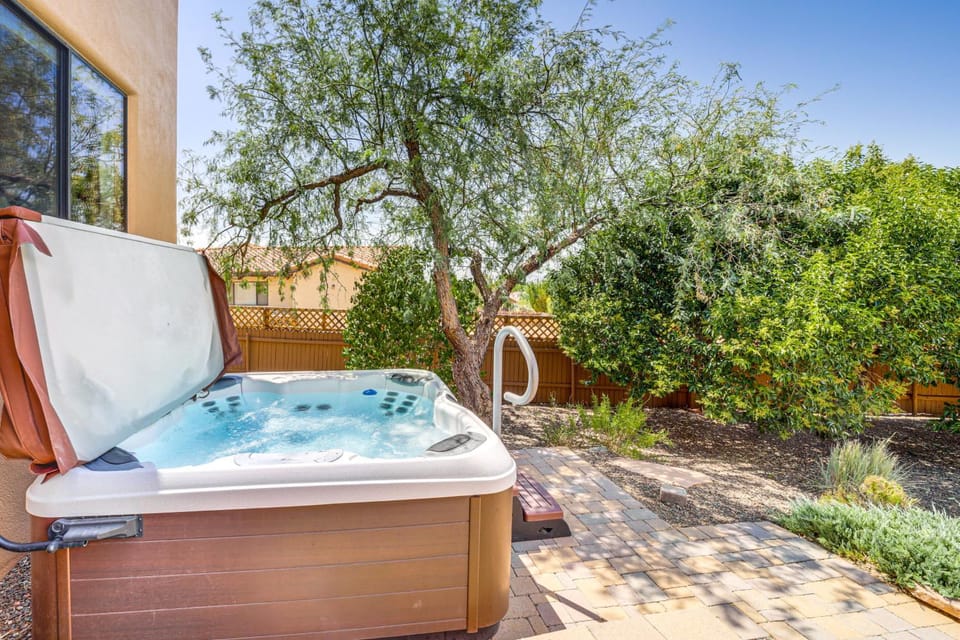 1/2 Mi to Airport Mesa! Hot Tub Haven w/ Mtn Views House in Sedona