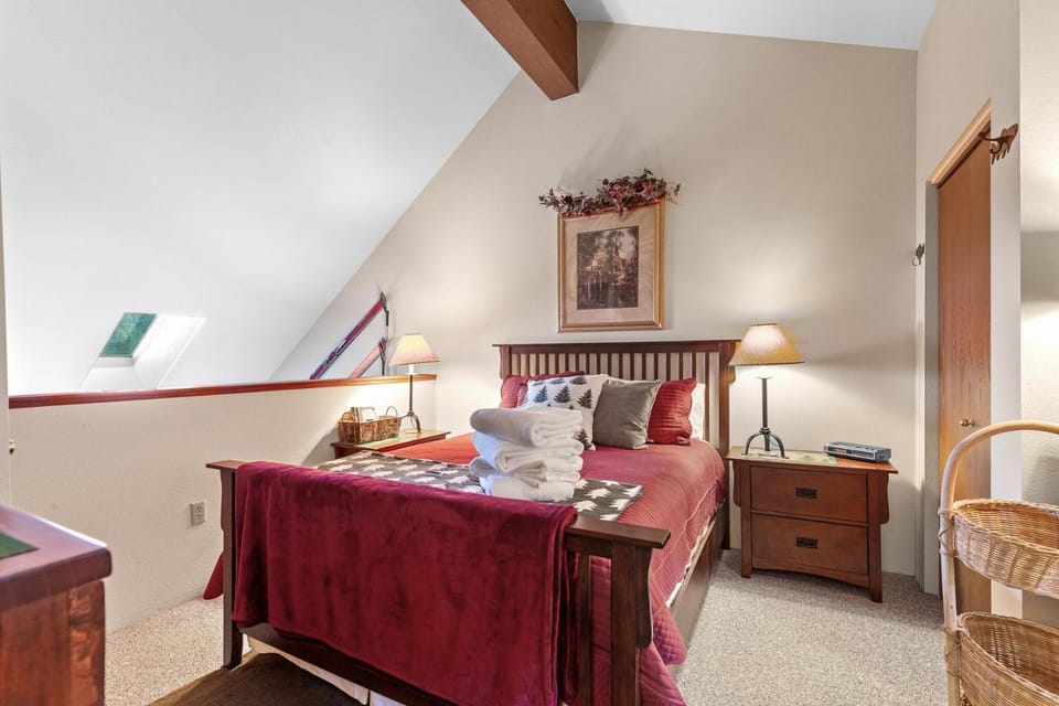 Cozy Condo at Crystal Run Schweitzer Ski Mountain House in Idaho