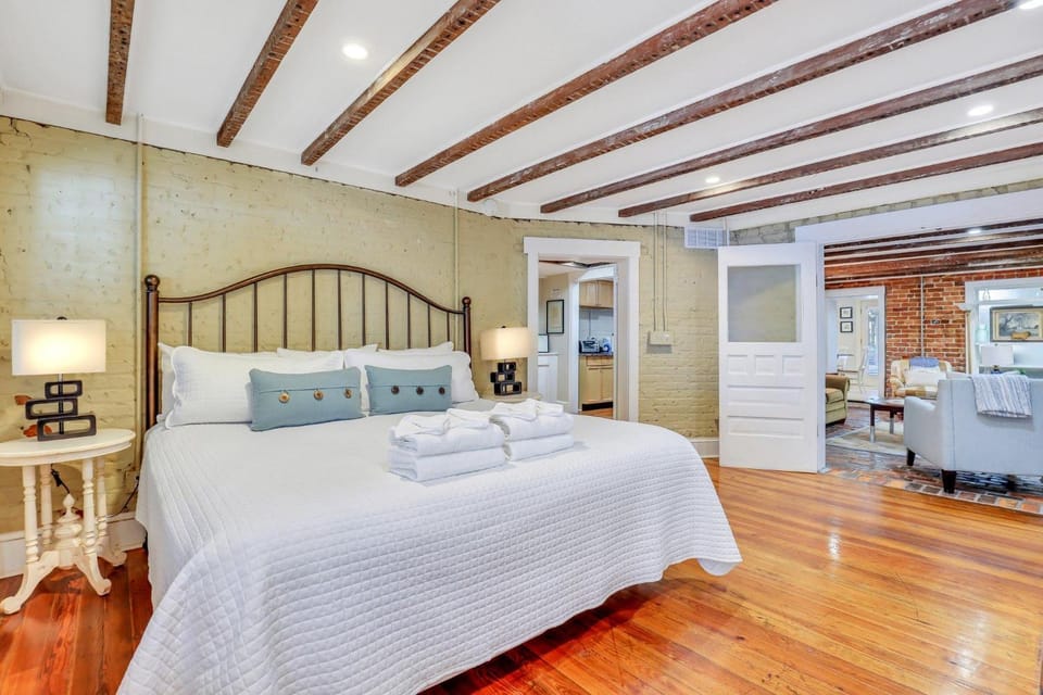 Southern Belle Garden by Lucky Savannah Apartment in Savannah