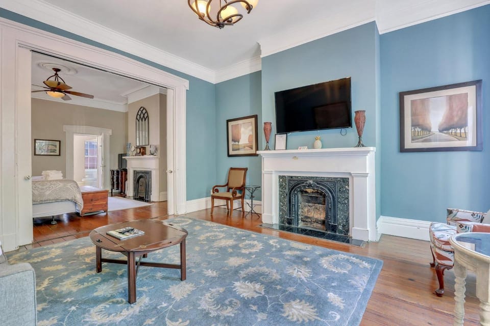 Southern Belle Parlor by Lucky Savannah Apartment in Savannah
