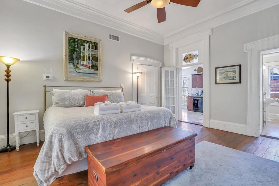 Southern Belle Parlor by Lucky Savannah Apartment in Savannah