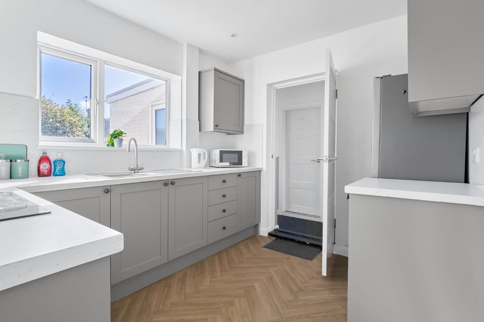 Kitchen or kitchenette, oven