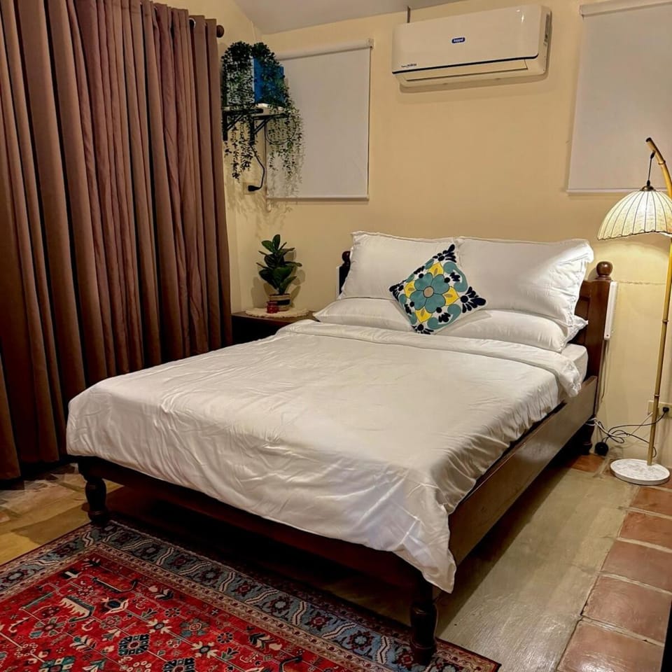 Bed, Photo of the whole room, Bedroom, air conditioner