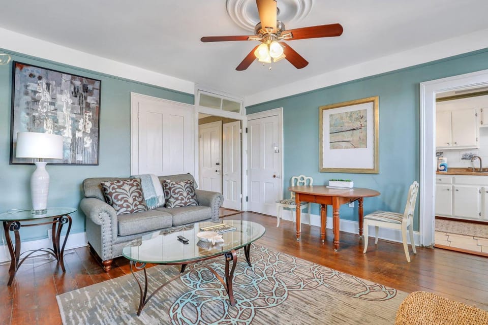 Southern Belle Skyline by Lucky Savannah Apartment in Savannah