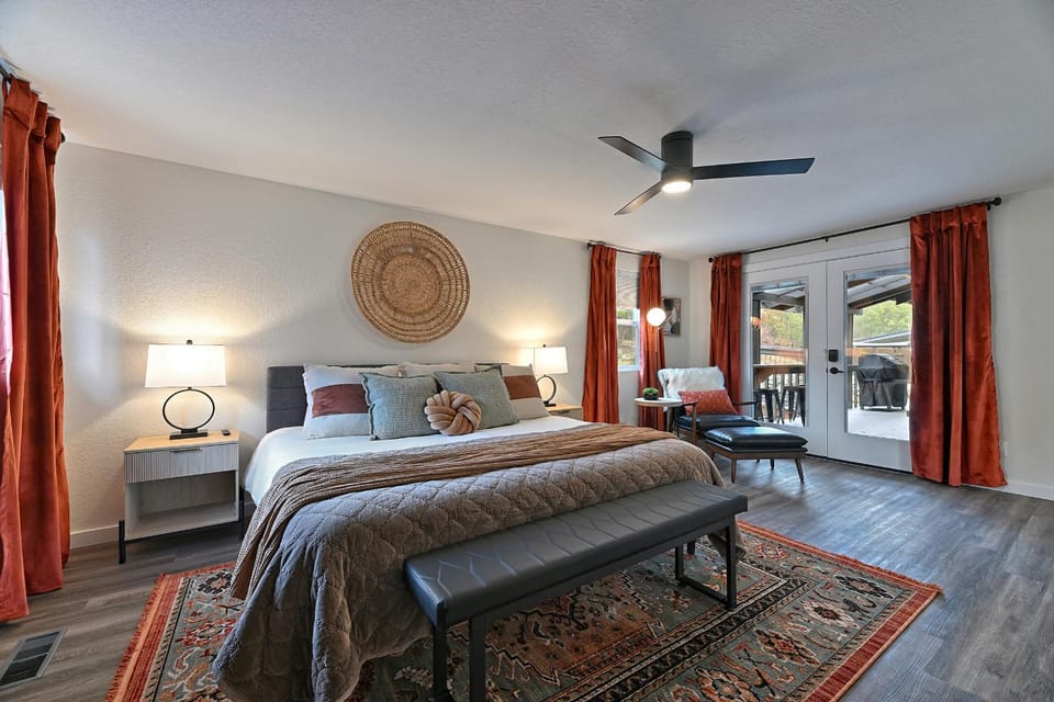 Manor Hill Haven Hot Tub & Accessible Features House in Medford