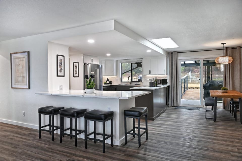 Manor Hill Haven Hot Tub & Accessible Features House in Medford