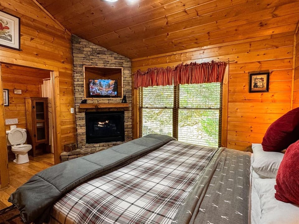 Bed, TV and multimedia, Bedroom, fireplace