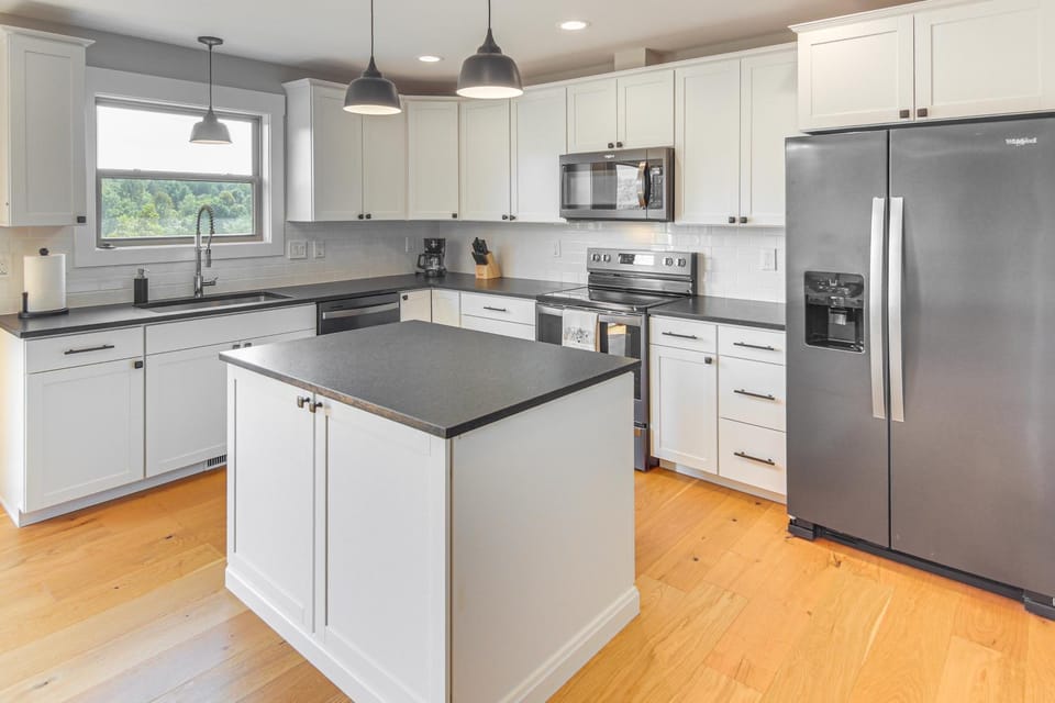 5 Mi to Dtwn, Stunning Views Weaverville Retreat! House in Buncombe County