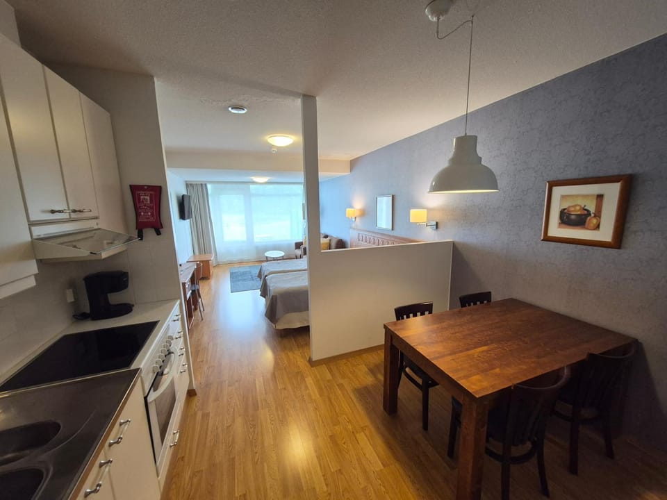 Kitchen or kitchenette, Dining area