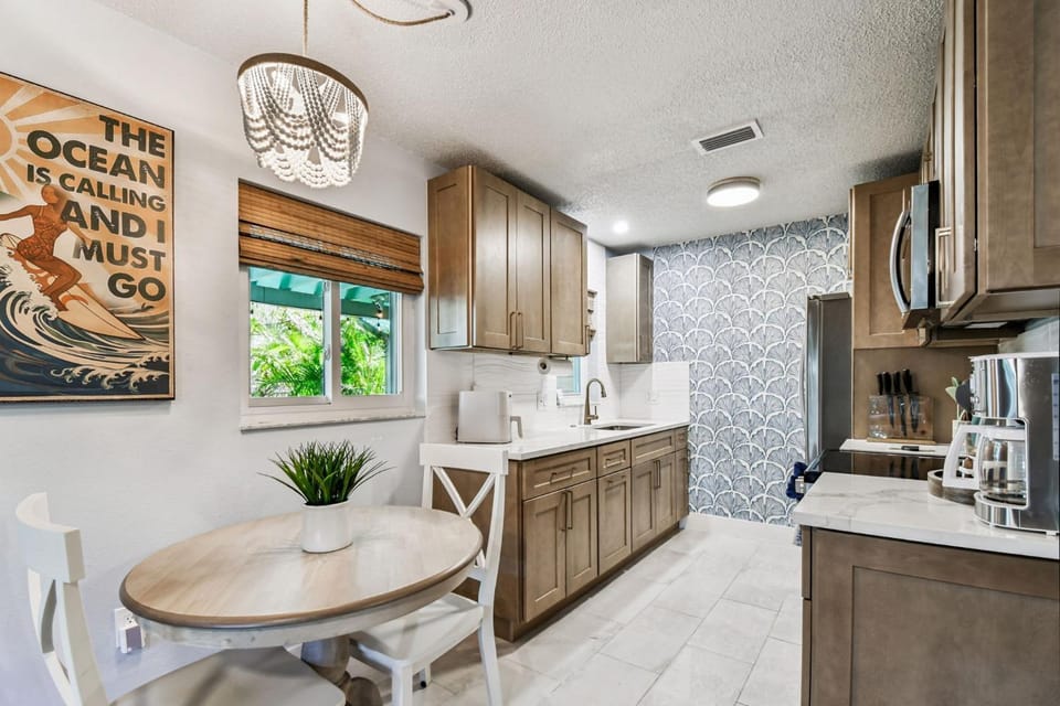 Coffee/tea facilities, Kitchen or kitchenette, stove