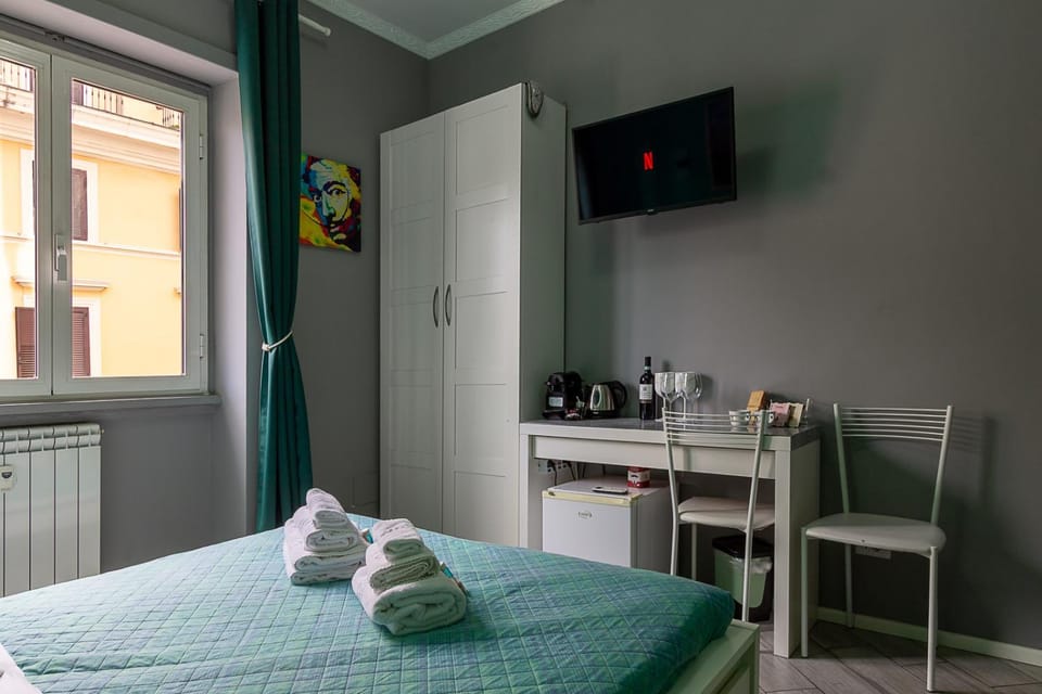 Bed, TV and multimedia, Photo of the whole room, Bedroom, towels
