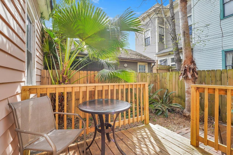 Azalea Cottage by Lucky Savannah Apartment in Savannah