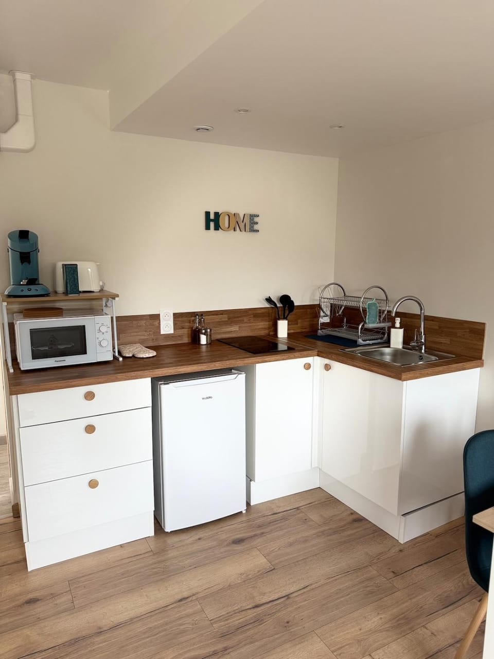 Coffee/tea facilities, Kitchen or kitchenette, stove, toaster
