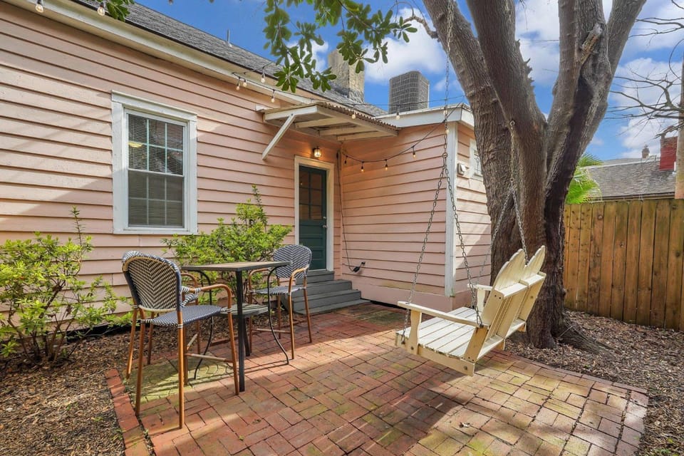 Pink Magnolia Cottage by Lucky Savannah House in Savannah
