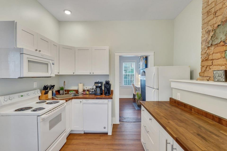 Pink Magnolia Cottage by Lucky Savannah House in Savannah