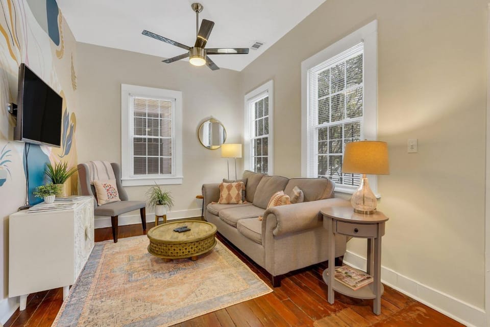 Pink Magnolia Cottage by Lucky Savannah House in Savannah