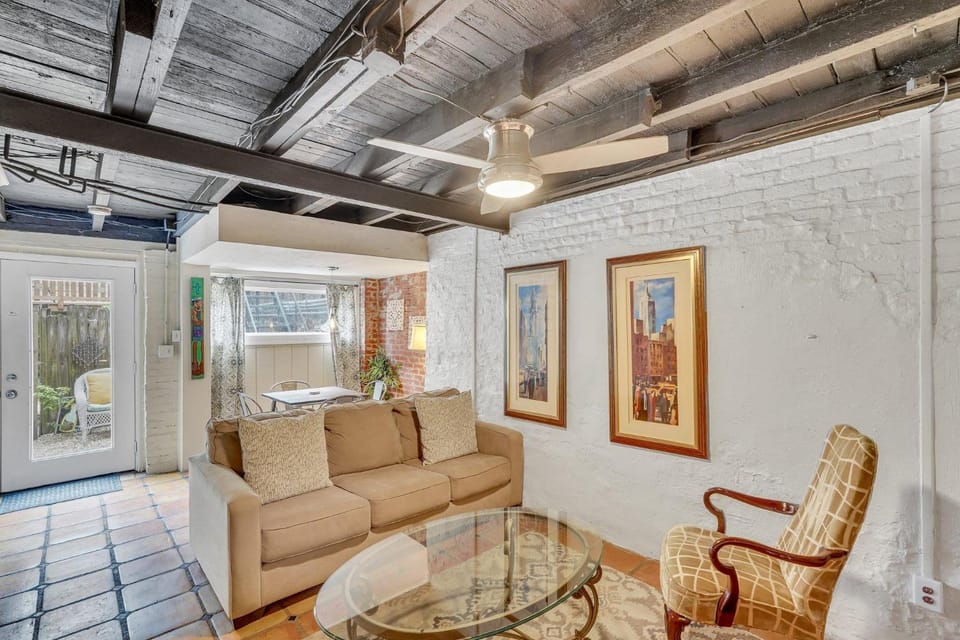 Southern Belle Carriage by Lucky Savannah Apartment in Savannah