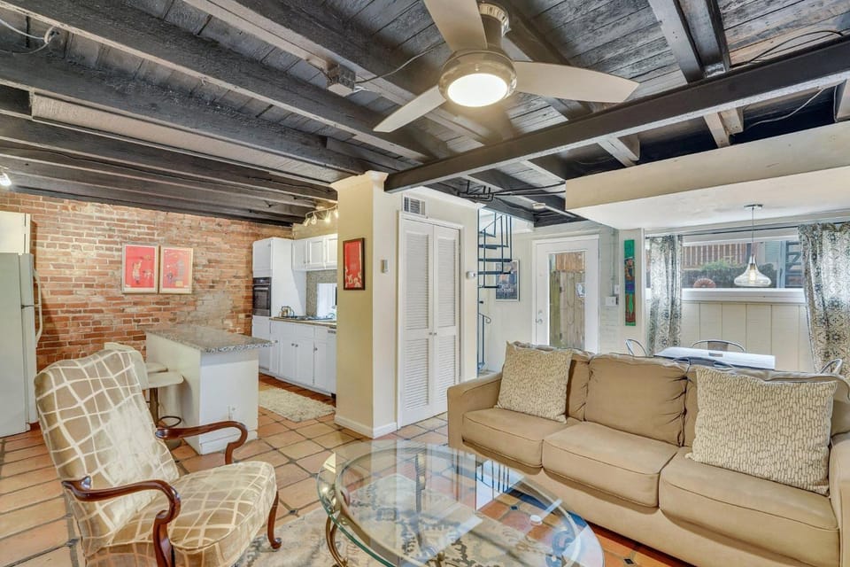 Southern Belle Carriage by Lucky Savannah Apartment in Savannah