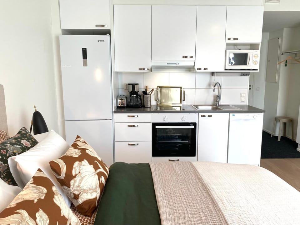 Bed, Coffee/tea facilities, Kitchen or kitchenette, Photo of the whole room, Dining area, Bedroom, dishwasher, oven, stove, toaster