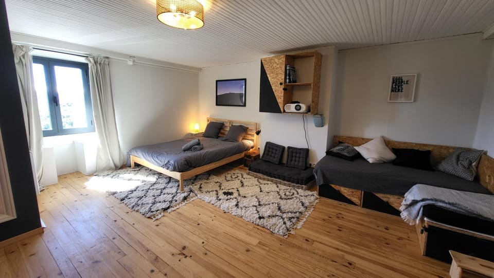 TV and multimedia, Photo of the whole room, Bedroom