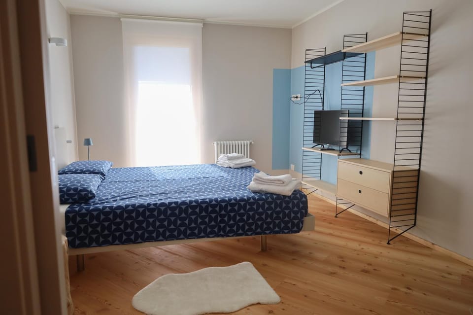 Bed, TV and multimedia, Photo of the whole room, Bedroom, towels, wardrobe