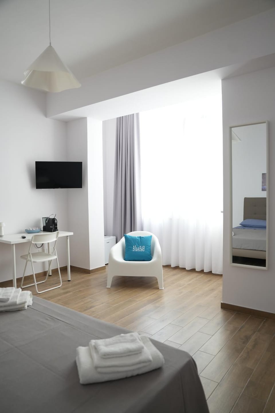 Bed, TV and multimedia, Bedroom