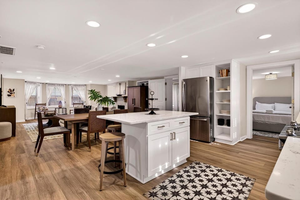 The Squares of Savannah: Chippewa by Lucky Savannah Apartment in Savannah