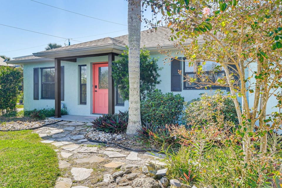 Walk to Beach! Palm Coast Oasis w/ Pool House in Palm Coast