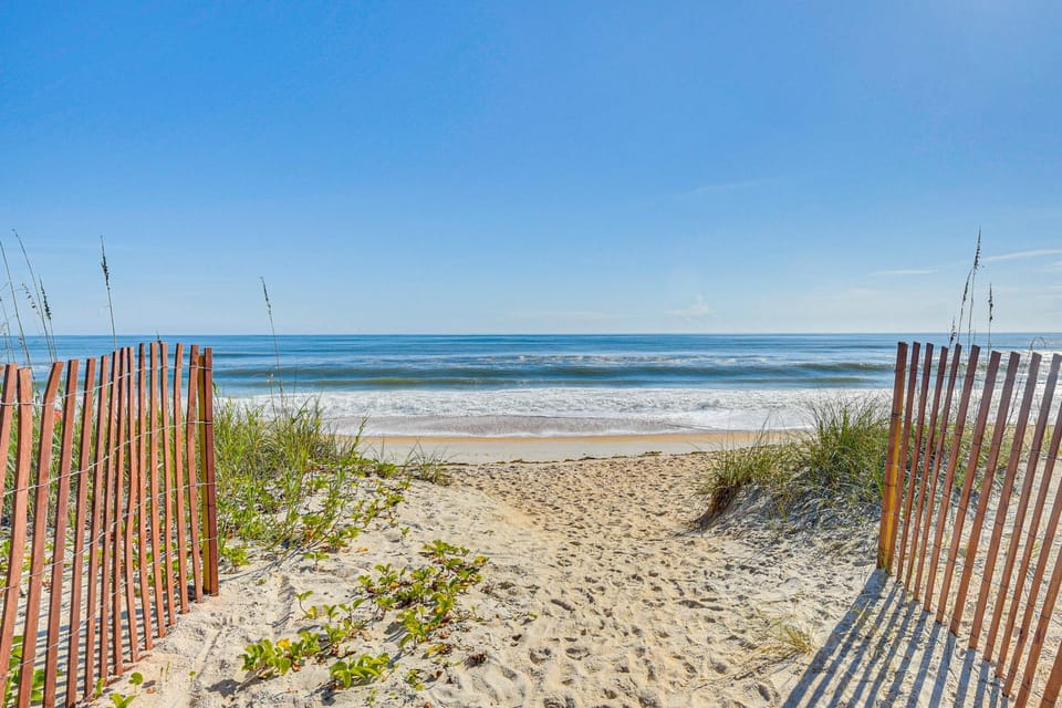 Walk to Beach! Palm Coast Oasis w/ Pool House in Palm Coast