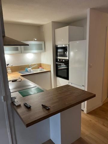 Kitchen or kitchenette, oven, pet friendly, stove