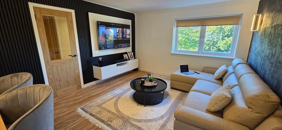 Communal lounge/ TV room, TV and multimedia, Living room, Seating area, Evening entertainment