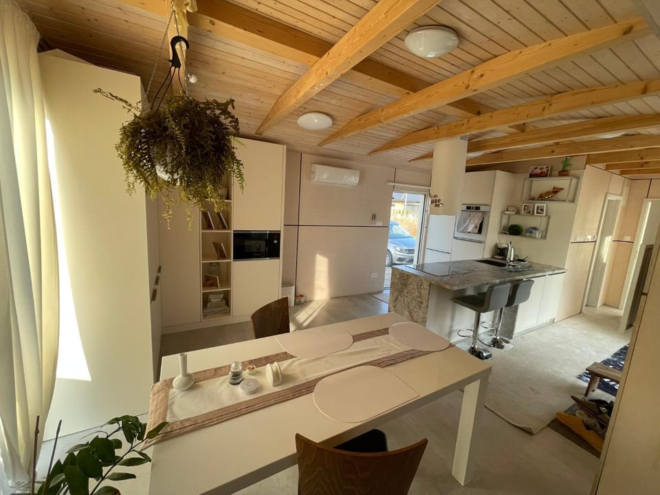 TV and multimedia, Kitchen or kitchenette, Living room, Dining area, pet friendly, stove