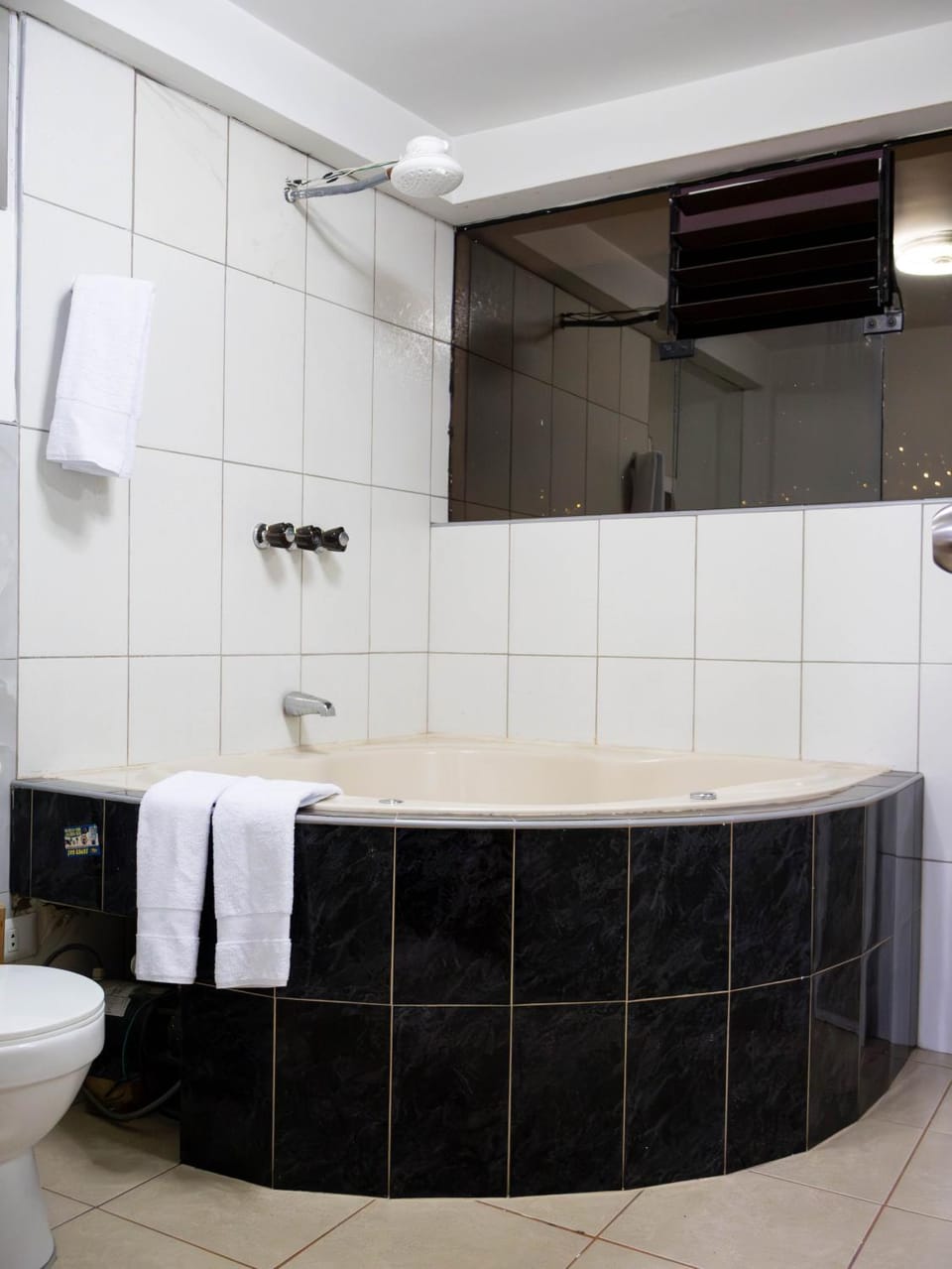 Toilet, Hot Tub, Bathroom, towels
