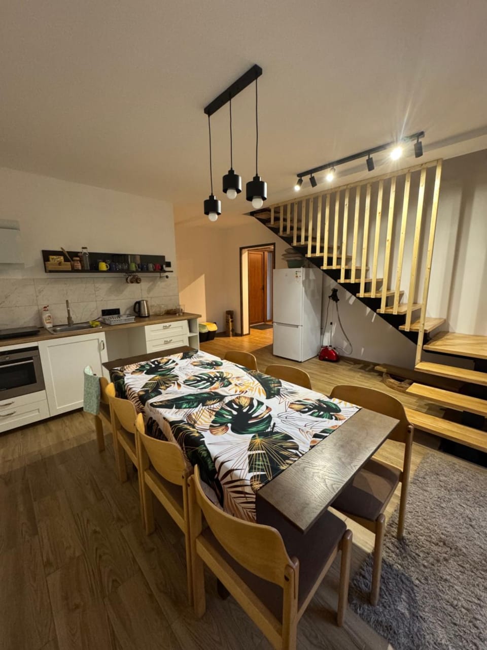 Kitchen or kitchenette, Food and drinks, Dining area, Food, stove
