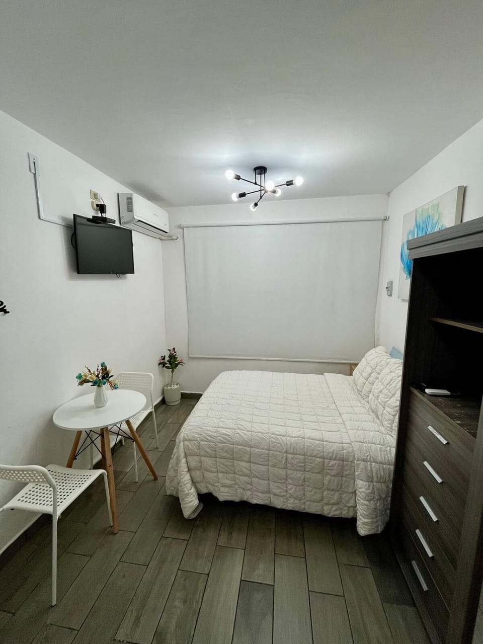Bed, TV and multimedia, Photo of the whole room