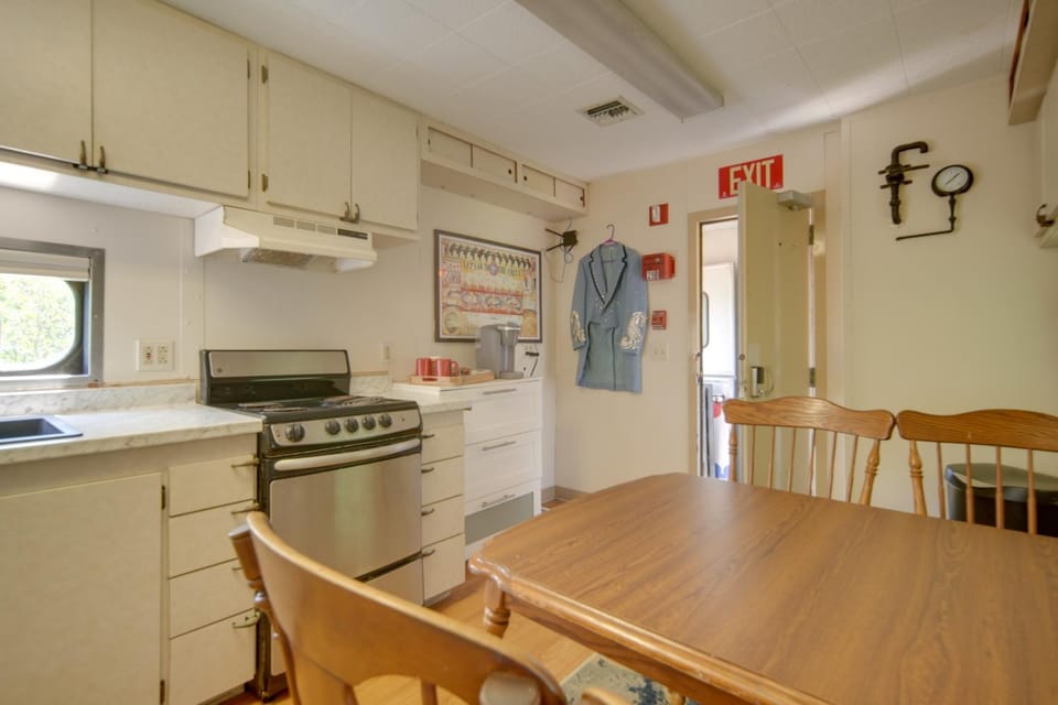 'The Ringmaster,' Converted Railcar in DuBois! Apartment in Allegheny River