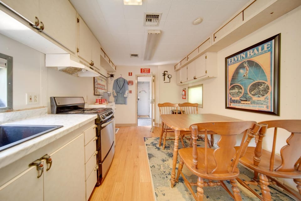 'The Ringmaster,' Converted Railcar in DuBois! Apartment in Allegheny River
