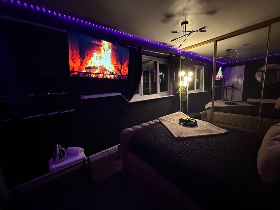 Bed, Night, TV and multimedia, Photo of the whole room, Bedroom, flat iron