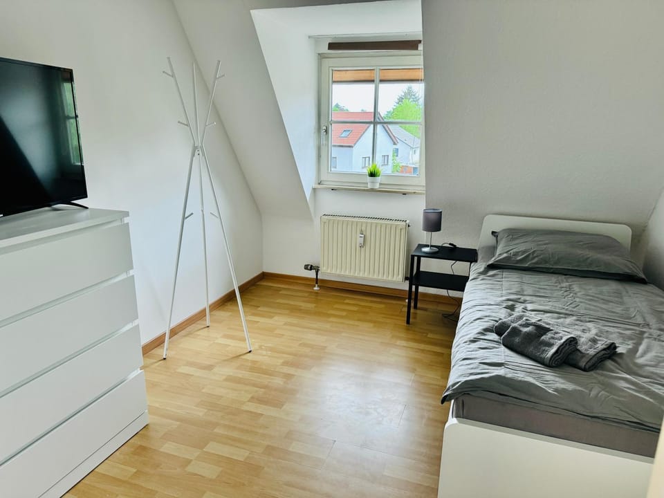 Photo of the whole room, Bedroom