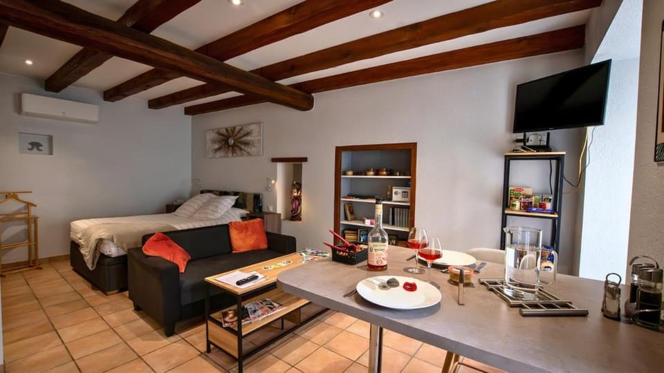 TV and multimedia, Living room, Food and drinks, Seating area, Dining area