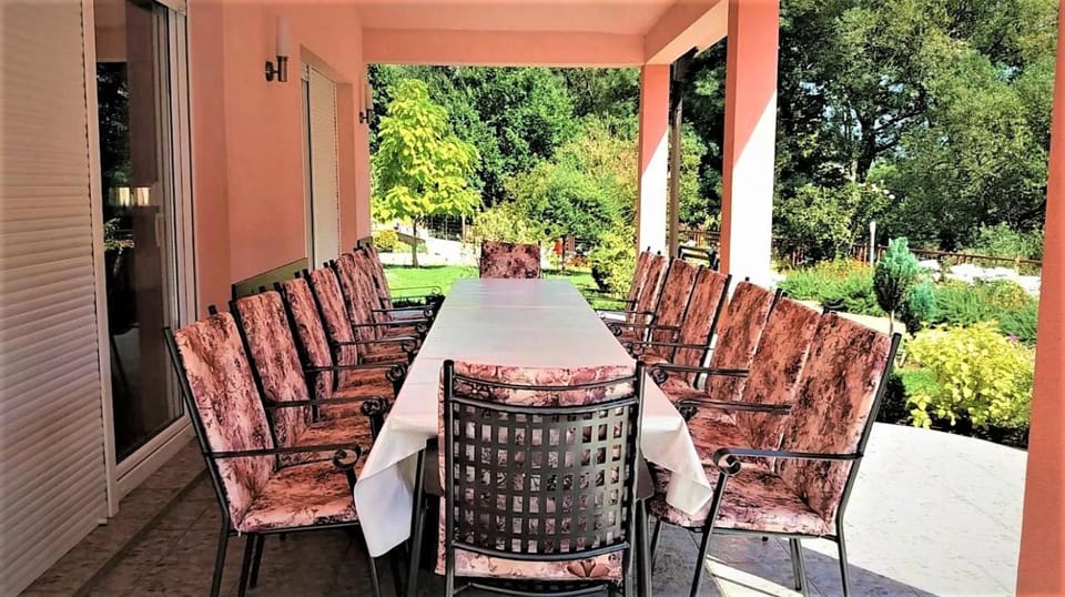 Patio, Day, Garden, Seating area, Dining area, Garden view
