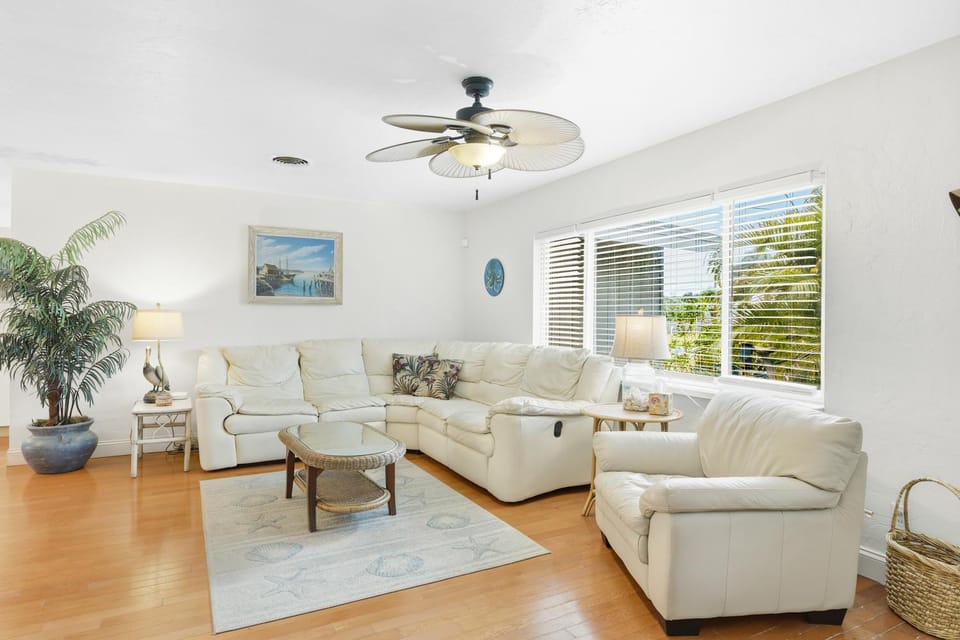Trish's Beach Retreat with PoolSpa by Siesta Keys House in Gulf Gate Estates