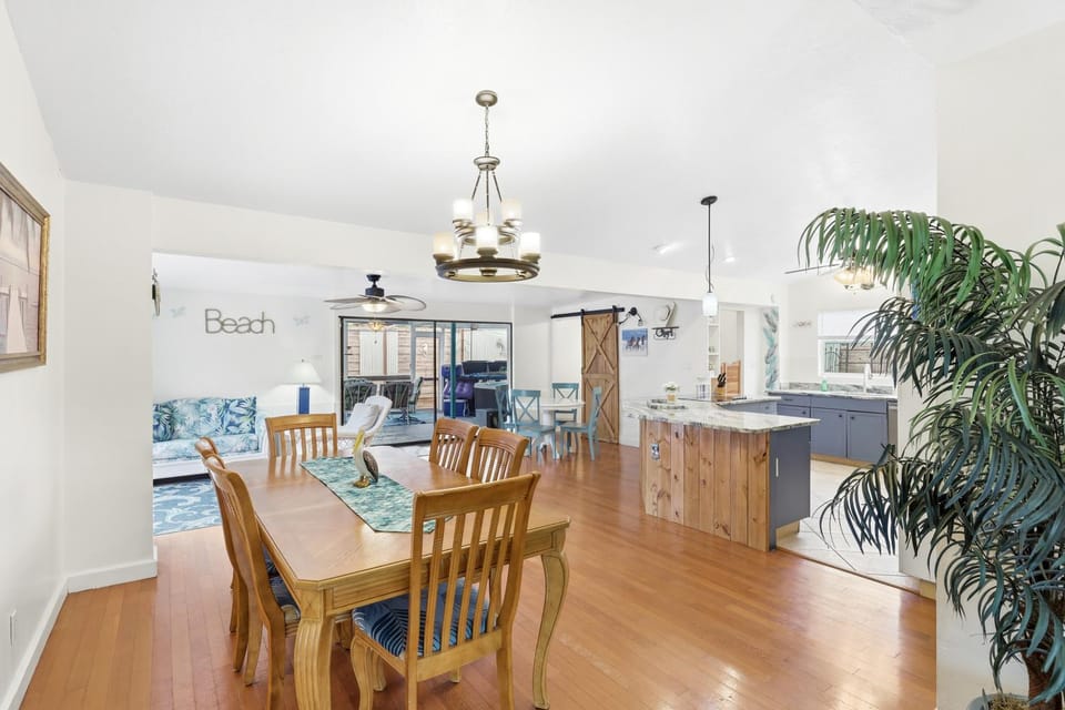 Trish's Beach Retreat with PoolSpa by Siesta Keys House in Gulf Gate Estates