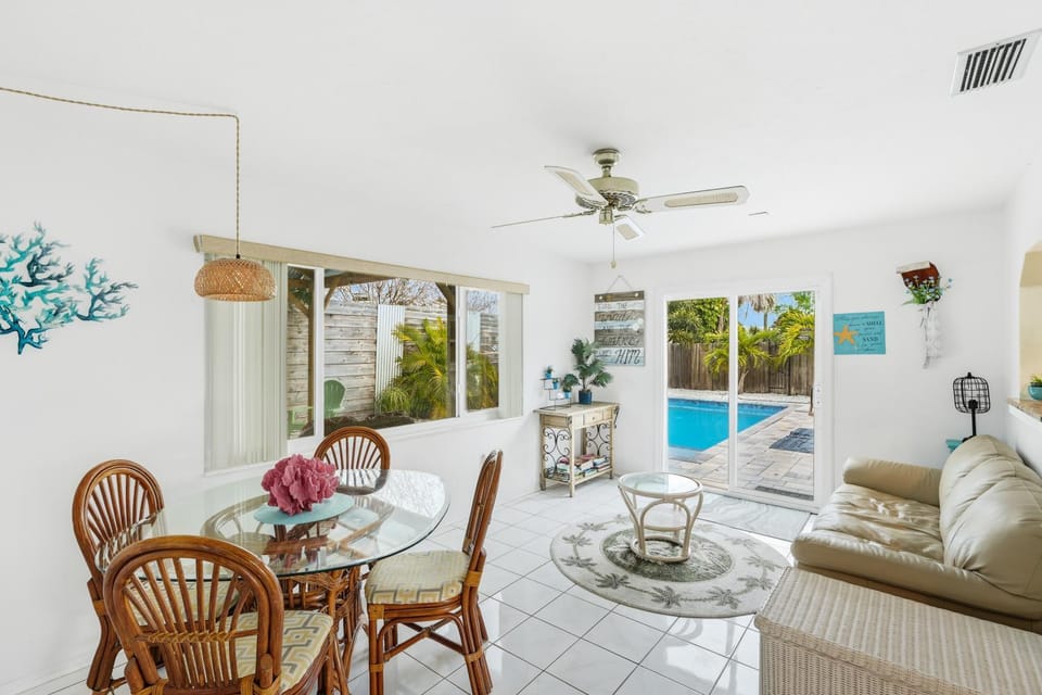 Trish's Beach Retreat W PoolSpa by Siesta Keys#2 House in Gulf Gate Estates