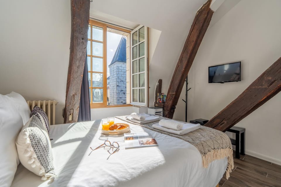 Bed, TV and multimedia, Photo of the whole room, Bedroom, towels