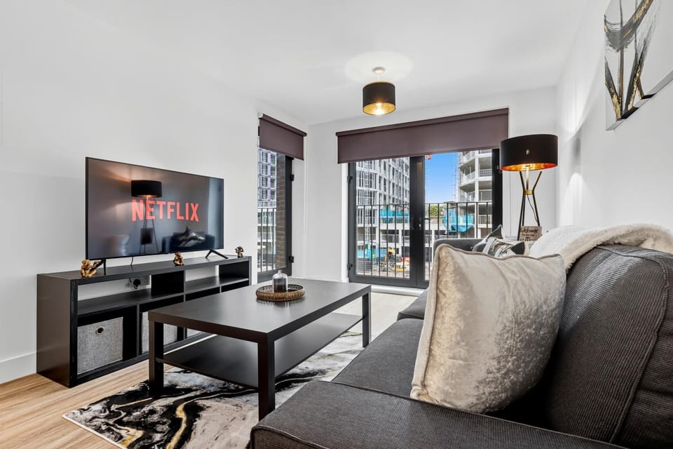 Communal lounge/ TV room, TV and multimedia, Living room, Seating area, Evening entertainment