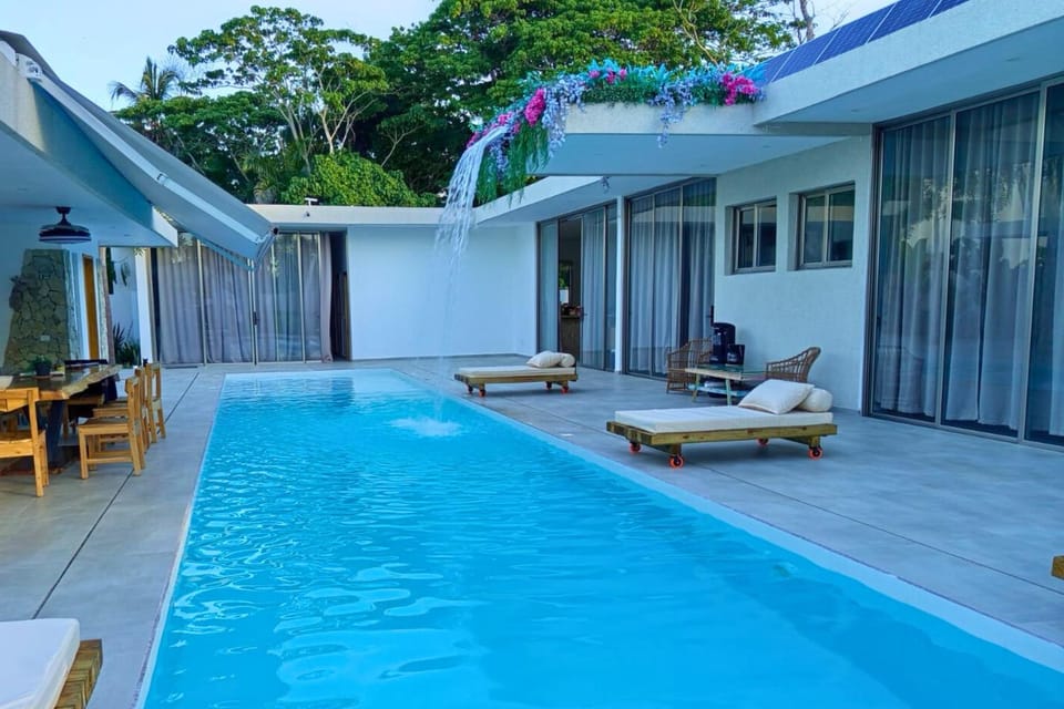 Property building, Patio, Day, Pool view, Swimming pool, sunbed